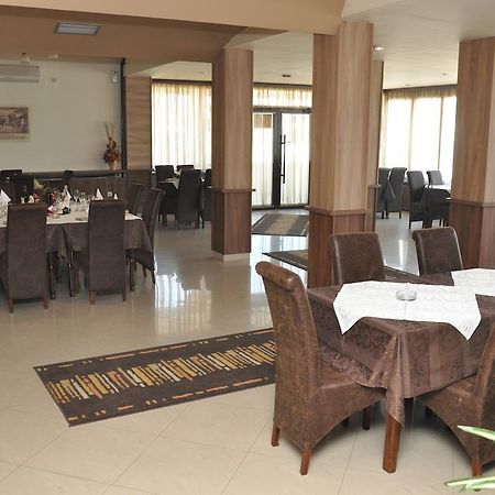 Hotel Extra Lion Md Nis Restaurante foto