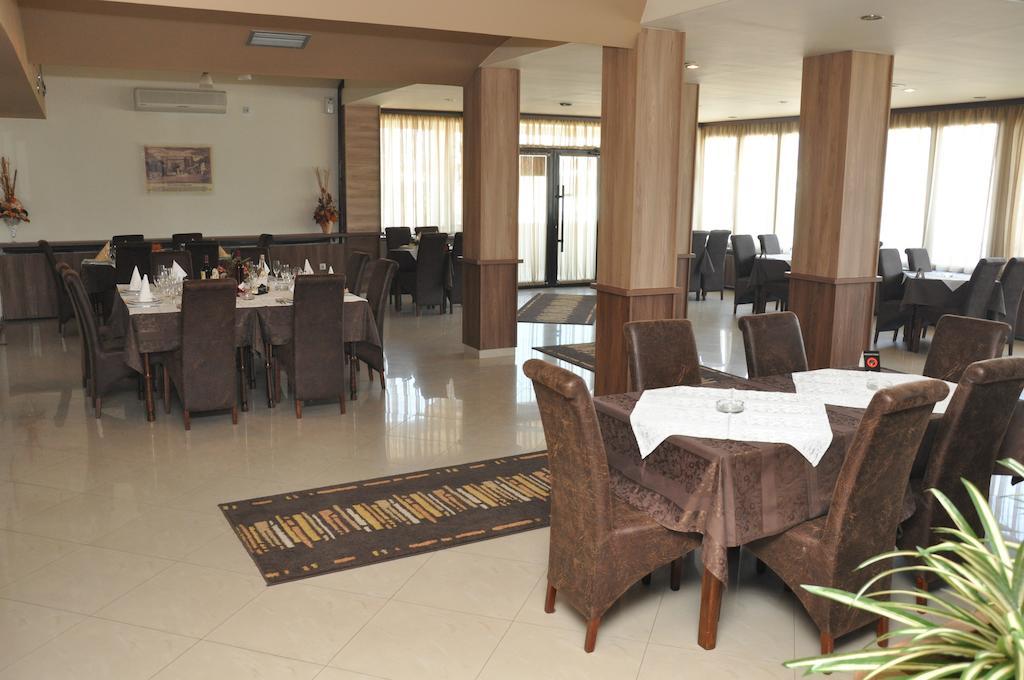 Hotel Extra Lion Md Nis Restaurante foto